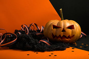 jack-O'-lanterna, arredamento di halloween, zucca intagliata, spaventoso, nastro nero e arancione, decorazione di Halloween, festivo, autunno, di stagione, sfondo arancione, sfondo nero
