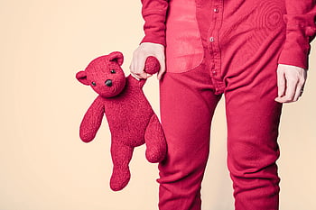 giocattolo peluche con orso rosso, persona che tiene orsacchiotto, pigiama rosso, colpo del primo piano, Orsacchiotto rosso, peluche, orsacchiotto di peluche, abbigliamento rosso, persona in pigiama, orso rosso, peluche rossa