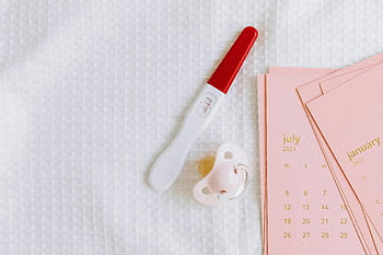 test di gravidanza, risultato positivo, ciuccio rosa, superficie strutturata, articoli per bambini, calendario, bianco e rosso, Annuncio di gravidanza, pianificazione del bambino, Pianificazione famigliare, nuova vita