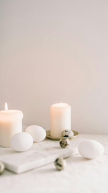 jajka, zapalona świeca, stół, elegancki minimalistyczny, wystrój wielkanocny, białe jaja, jaja przepiórcze, marmurowy stół, Minimalistyczny układ, świece, dekoracja wielkanocna