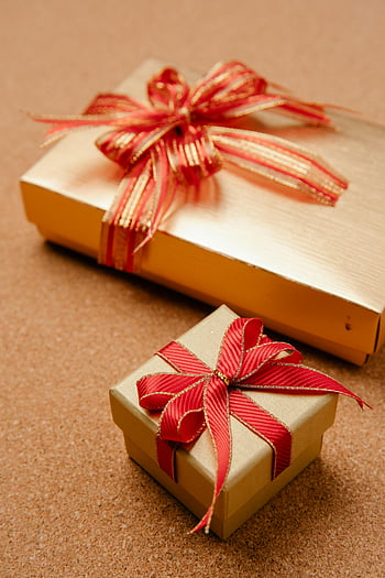 julklappar, presentförpackningar, guldinslagning, röda band, festliga tillfällen, eleganta gåvor, semester dekorationer, firande gåvor, inslagna presenter, bordskärm
