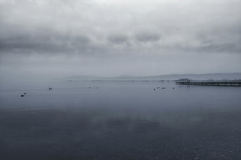 Iznik See, bewölkter Himmel, ruhige Sicht, bewölkte Szene, Distant Dock, stilles Wasser, Serene Landschaft, Naturfotografie, Outdoor-Landschaft, friedliche Atmosphäre, Wasserreflexion
