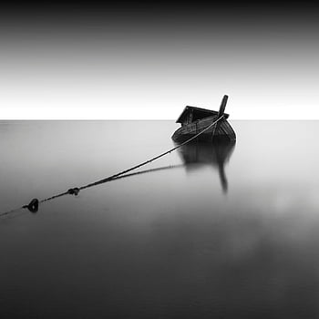 fotografia in scala di grigi, barca, acqua calma, monocromatico, ormeggiato, barca affondata, Acqua naturale, serenità, bianco e nero, lunga esposizione, riflessione