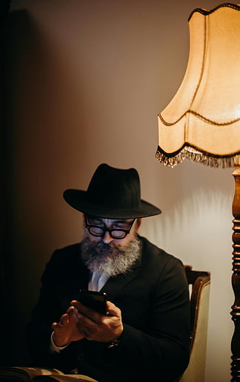 starší muž, chytrý telefon, vinobraní lampa, uvnitř, čepice, brýle, vousy, oblek, technologie, senior, starý muž
