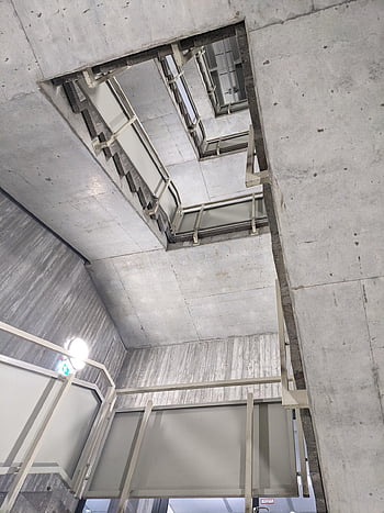 úniková cesta, nouzový východ, světlo, schody, schodiště, oheň, požární ochrana, bezpečnostní, beton, zeď