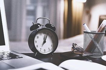 Black Twin Bell Alarm, stolní hodiny, Klasické analogové hodiny, moderní stůl, Pracovní vibrace, laptop, pera, Vyvážený pracovní prostor, kancelářský stůl, Nástroje produktivity, organizace času
