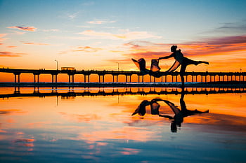 Sonnenuntergang Silhouette, Tänzer, Anlegesteg, lebendiger Himmel, Reflexion, Strand, Sonnenuntergang Fotografie, Tänzer Silhouette, Wasserreflexion, Sonnenuntergangstänzer, lebendiger Sonnenuntergang