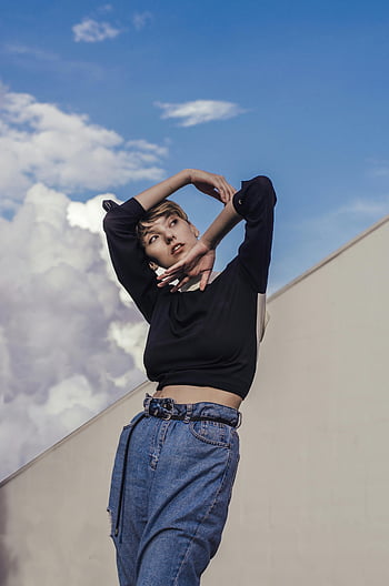 femeie, Panouri negre, blugi denim, cer vibrant, fundal înnorat, Poză elegantă, moda în aer liber, Stil casual, ținută modernă, aspect urban, fotografie de moda