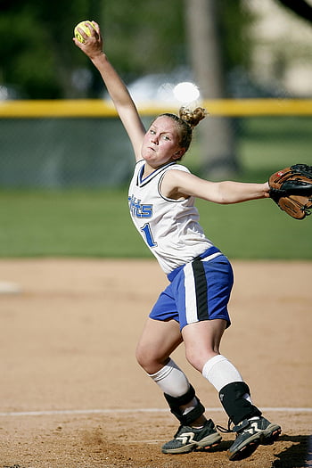 ženský baseballový nadhazovač, softbal, Venkovní pole, Zaměřený sportovec, během dne, pitching, mladá žena, sportovní, baseball, softbalová hra, akce výstřel