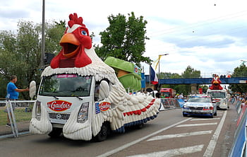 Tour de France, caravane, Le Gaulois, Chalon sur Saône, 2019, chicken truck, parade, advertising, cycling event, France, roadshow