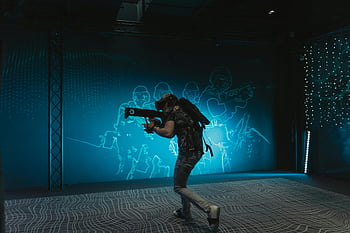 الواقع الافتراضي،  vr الألعاب،  رجل يلعب،  بندقية الواقع الافتراضي،  ألعاب غامرة،  الألعاب الداخلية،  العتاد VR،  تجربة الواقع الافتراضي،  سماعة الواقع الافتراضي،  بيئة الواقع الافتراضي،  الترفيه الواقع الافتراضي