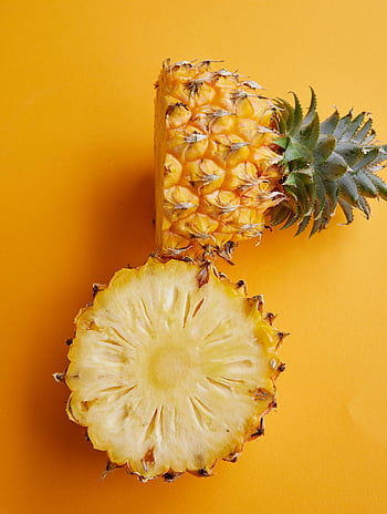 ananas, ananas înjumătățit, fruct tropical, fundal galben, Ananas proaspăt, Interior vibrant, felie de ananas, felii de ananas, jumătate de ananas, fructe de ananas, ananas fotografie