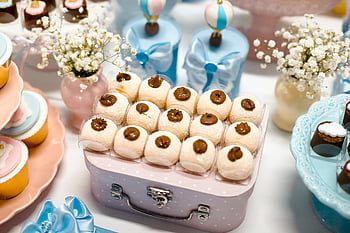 dessert tafel, diverse pasteitjes, zoete lekkernijen, Pastel Decor, vieringen, Prachtig gearrangeerd, cupcakes, gebakjes, bloemendecoratie, Party Desserts, feestelijke tafel