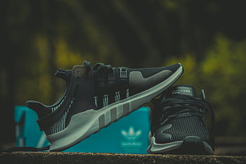 adidas Turnschuhe, schwarz-grau, Niedriges Top, blaue Box, Moderne Turnschuhe, Outdoor Showcase, schwarze Turnschuhe, Sneaker Box, Outdoor -Display, Adidas Schuhe