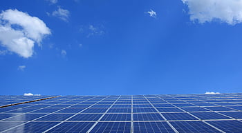 solpaneler, blå himmel, solrig himmel, lav vinkel visning, lyse blå himmel, skyer, vedvarende energi, solenergi, ren energi, miljøvenlige, fotovoltaiske celler