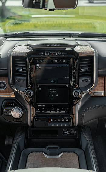 dodge ram, interiér luxusního nákladního vozu, Pokročilý řídicí panel, High-tech ovládací prvky, elegantní design, interiér vozidla, moderní řídicí panel, Technologie automobilů, design interiéru nákladního vozu, automobilovou technologii, funkce řídicí jednotky