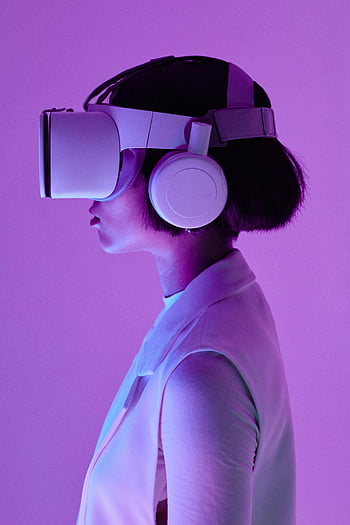 kvinne, vr beskyttelsesbriller, virtuell virkelighet, side profil, lilla lys, studio, fremtidig teknologi, headset, moderne teknologi, oppslukende erfaring, neon-lys