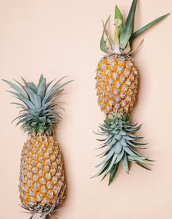 ananas, Čerstvé ananasy, zralé ananasy, béžové pozadí, exotické jídlo, tropické ovoce, ovoce ananasu, Ananasový obrázek, ananas fotografie, Pineapple obrázek, Téma ananasu