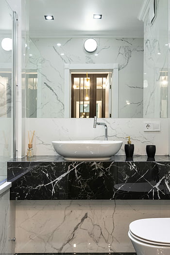 Design modern de baie, baie contemporana, Accente de marmură, chiuvetă minimalistă, blat negru, Pereți de marmură, chiuvetă modernă, baie decor, baie de lux, marmura neagra, marmura albă