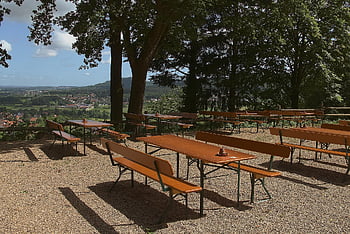 pivní zahrada, běžný stůl, jídelní stoly, lavičky, pod širým nebem, ve volném, tabulek, sedět, stromy, Pohled, město