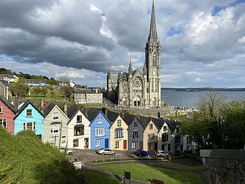 Katedrála sv. Colmana, cobh, Irsko, gotická architektura, živé řadové domy, pobřežní město, Cobh Irsko, katedrála u moře, barevné domy, historický kostel, pobřežní scenérie