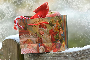 Bolsa de regalo de Navidad, Papá Noel, bastones de caramelo, superficie de madera con polvo de nieve, Navidad festiva, regalo de vacaciones, escena de invierno, Decoración navideña, regalo de Navidad, temporada de vacaciones, Manzana de Navidad