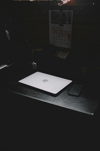 macbook d'argento, spazio di lavoro minimalista, scrivania scura, il computer portatile, smartphone, Design dell'area di lavoro, ufficio moderno, Configurazione tecnologica, spazio di produttività, Estetica scura, prodotto di mele
