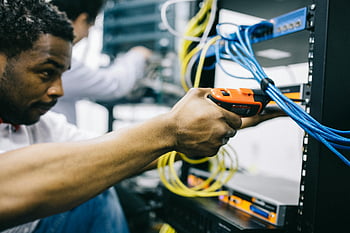 Etnický inženýr, elektrický šroubovák, síťové kabely, serverovna, Přesná práce, Je to profesionální, datové centrum, Technická inspekce, Údržba serveru, správy kabelů, Inženýrské nástroje