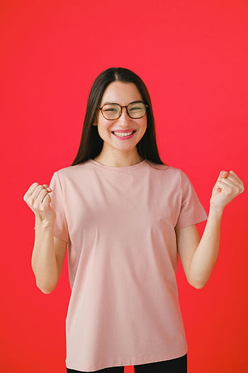 mujer, los anteojos, fondo rojo, sonriente, lentes, celebrando, retrato, foto de estudio, Atuendo casual, alegre, Camisa rosa