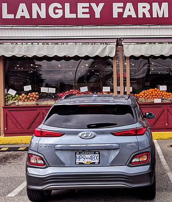 Αγρόκτημα Langley, φρούτα, λαχανικά, αυτοκίνητο, hyundai kona, ηλεκτρικό όχημα, χώρος στάθμευσης, αποθήκευση μπροστά, κόκκινη τέντα, παράγουν οθόνη, πινακίδα κυκλοφορίας