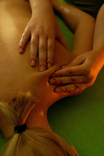 hátmasszázs, fiatal nő, masszázságy, pihenés, jólét, beltéri masszázs, nyugtató masszázs, masszázsbeszélgetés, kezek vissza, gyógykezelés, wellness
