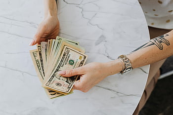 ABD Doları Faturaları, Para tutan eller, mermer masa, servet tasviri, ekonomi kavramı, para saymak, Ellerde Nakit, finansal başarı, para yönetimi, servet sembolü, Dolar Faturalar Yakın Çekim