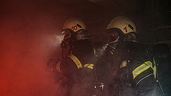 hasičů, plné vybavení, zakouřené prostředí, udatnost, týmová práce, požární bezpečnost, reakce, záchranná operace, ochranné vybavení, Kouřová místnost, hašení požáru