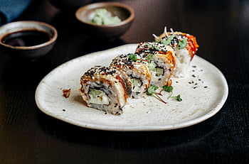 japońskie jedzenie, ceramiczny talerz, kolorowa rolka sushi, ziarenka sezamu, zbliżenie, Sushi, Kuchnia japońska, fotografia żywności, jadalnia, ustawienie stołu, sos sojowy