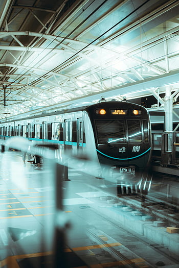 metro tog, jernbane platform, bytransport, elegant moderne tog, godt oplyst station, By transit, offentlig transport, togstation, moderne metro, togrejser, Jernbanerejser