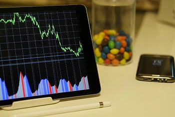 Bílý tablet Android, údaje o akciovém trhu, chytrý telefon, Barevné bonbóny, lavice, graf zobrazení, Finanční graf, Analýza trhu, kancelář nastavení, technologie, pracovního prostoru