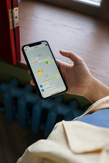 smartfon, Aplikacja do obsługi wiadomości, wnętrz, zbliżenie, SMS-y, osoba, dłoń, ekran, czat, rozmowa, aplikacja