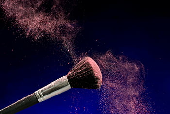 Sort og brun makeup børste, lyserødt pulver, makeup børste, mørk baggrund, elegance, skønhed, kosmetisk børste, skønhedsprodukt, Makeup -værktøj, Skønhedstilbehør, pulver hvirvler