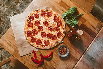 Pizza, pizza pepperoni, świeża bazylia, Oliwa z oliwek, Papryka chili, drewniany stół, widok z góry, Pyszna pizza, fotografia żywności, Kuchnia włoska, Prezentacja posiłków