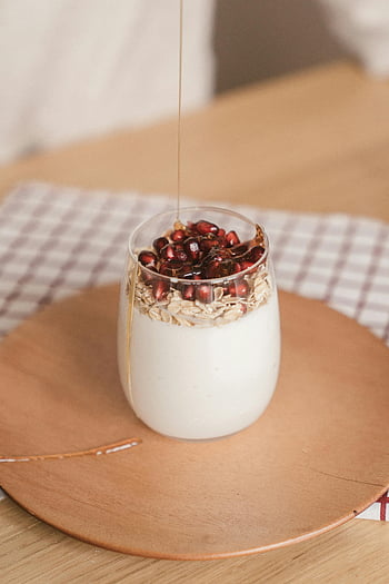 jogurt, semena granátového jablka, medové mrholení, oves, sklenice jogurtu, dřevěné desky, detailní pohled, zdravá snídaně, dezert, fotografování potravin, přírodní ingredience
