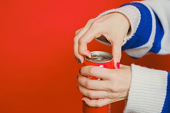 otevírání konzervy, Detailní ruce, soda může, Živé červené pozadí, Osvěžující nápoj, zážitek z pití, otevírání konzerv, červené pozadí, detailní fotografie, Otevření rukou, detail plechovky od sody
