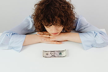 lockig kvinna, ekonomiskt problem, femdollarssedel, ekonomisk oro, Kaukasisk kvinna, lockigt hår, pengarproblem, ekonomisk stress, pengarfrågor, ekonomiska svårigheter, ekonomisk ångest