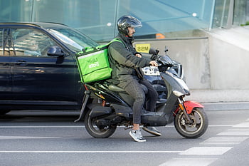 Dostawa jedzenia, kurier, motocykl, Czekanie, ruch drogowy, transport, dostawa, ulica, Droga, Miasto, miejski