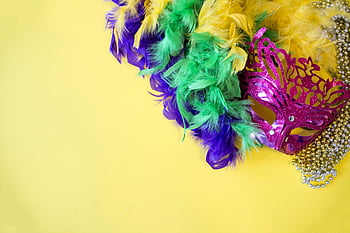 karnevalové masky, peří, žluté pozadí, Mardi Gras, barevné peří, korálky, živá maska, slavnostní, oslava, večírek, dekorace