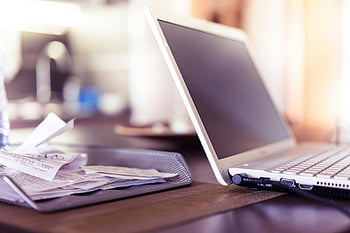 szary komputer przenośny, Otwórz laptopa, taca siatkowa, wpływy kasowe, biurko, zbliżenie, obszar roboczy, konfiguracja biurowa, akcesoria komputerowe, środowisko pracy, Organizacja biurka