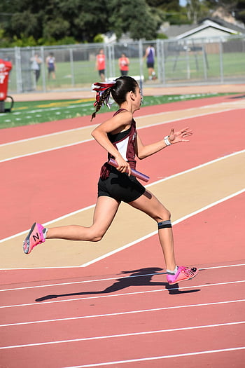 kobieta działa, pałeczka, sztafeta, młoda biegaczka, słoneczny dzień, lekkoatletyka, atletyczny, Sport, na wolnym powietrzu, zawody, strzał akcji