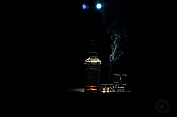 láhev na alkohol, černé pozadí, Detailní fotka, láhev whisky, kouř, tmavé pozadí, měkké osvětlení, dramatické fotografie, Jack Daniels, alkohol, Láhev