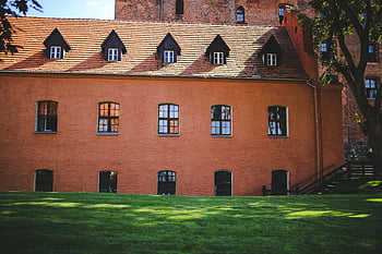 hradní zeď, historické budovy, Fasáda červené cihly, zelený trávník, vinobraní architektura, Okouzlující hrad, cihlová budova, historické architektury, Zámecký exteriér, červené cihly, zelená tráva