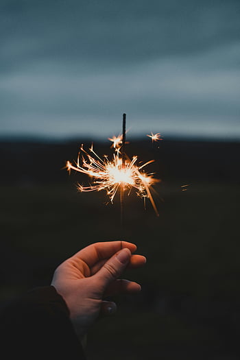 mantenendo le scintille, Sparkler luminoso, crepuscolo all'aperto, umore celebrativo, Sparklers al crepuscolo, mano con Sparkler, Celebrazione del crepuscolo, Sparklers esterni, luce sparkler, scintillanti del crepuscolo, Sparkler manuale