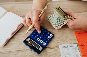 žena výpočet peněz, příjmy, kalkulačka, Plánování rozpočtu, Finanční scéna, Manipulace s rukama hotovost, Moderní finance, Správa peněz, finanční plánování, Nástroje rozpočtování, finanční organizace